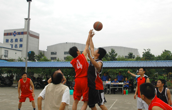 上上集团与溧阳经信局举行篮球友谊赛